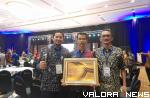 Asisten III Setdako Bukittinggi, Syafnir didampingi Kepala Badan Keuangan Bukittinggi, Herriman dan staf, foto bersama usai menerima penghargaan dari Mendagri, Tito Karnavian di Jakarta, Kamis. (humas)