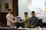 Wako Bukittinggi, Erman Safar menyerahkan buku laporan Pertanggungjawaban Pelaksanaan APBD Tahun Anggaran 2021 pada Ketua DPRD, Beny Yusrial didampingi Nur Asra, pada paripurna yang digelar Rabu. (hamriadi)