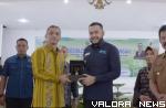 Deputi Bidang Metodologi dan Informasi Statistik Badan Pusat Statistik (BPS) RI, Imam Machdi menerima cenderamata dari Wako Padang Panjang, Fadly Amran usai pencanangan Kota Statistik dan Kelurahan Cinta Statistik (Kelurahan Cantik) tahun 2023, di hall ba