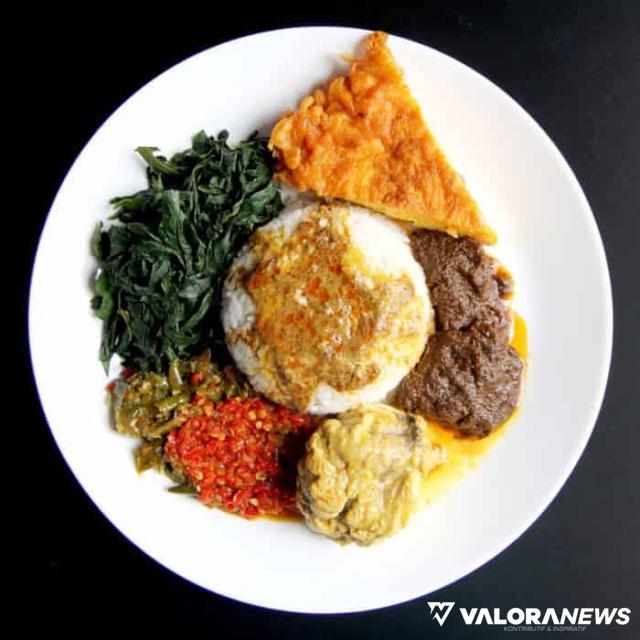 Sajian pesanan khas rumah makan padang. Lengkap dengan aneka sayuran dan gulai aneka rasa. (foto grab.com)
