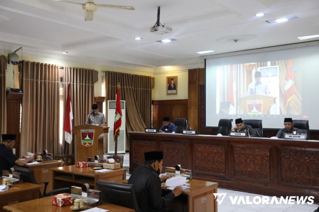 Wawako Bukittinggi, Marfendi membacakan tanggapan atas pandangan umum anggota fraksi DPRD Bukittinggi terkait Ranperda tentang Pengelolaan Keuangan Daerah di ruang Paripurna DPRD Kota Bukittinggi, Selasa. (hamriadi)