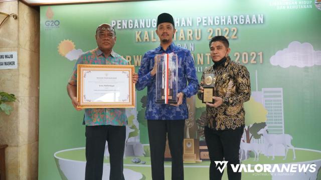 Wali Kota Bukittinggi, Erman Safar didampingi Benny Yusrial (Ketua DPRD) dan Kepala Dinas Lingkungan Hidup Bukittinggi, Aldiasnur foto bersama usai menerima penghargaan Green Leadership Nirwasita Tantra tahun 2021 untuk kategori kota kecil, di Gedung Mang