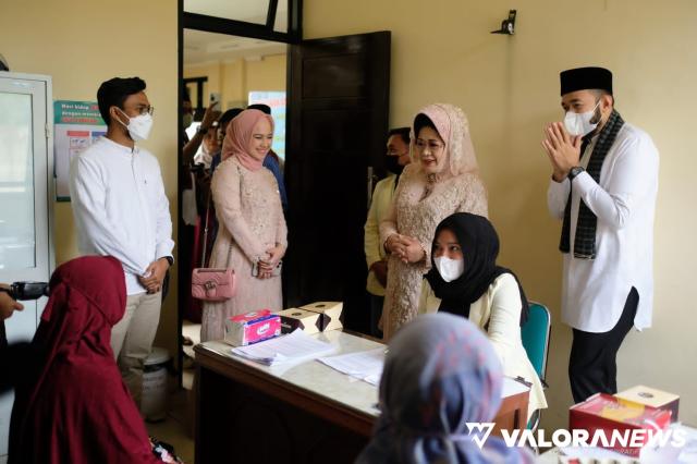 Wako Padang, Fadly Amran bersama Ketua Yayasan Unbrah, Hj Maizarnis dan dr Dian Puspita (ketua PKK), meninjau pelaksanaan pemeriksaan kesehatan gratis dalam rangka USR V di Puskesmas Gunung, Sabtu. (kominfo)