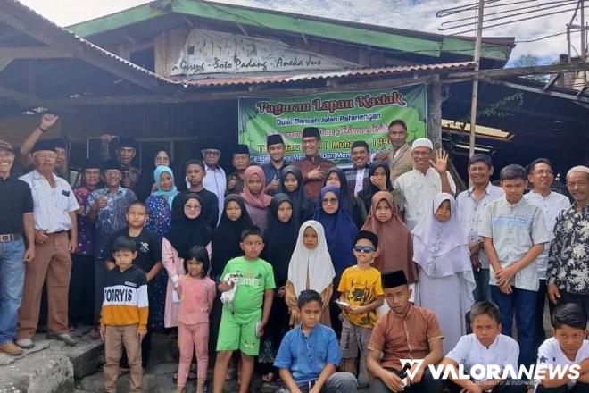 Wawako Bukittinggi, Marfendi bersama komunitas Pagurauan Lapau Kasiak Gulaibancah, foto bersama dengan penerima santunan, Sabtu.