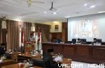 Wawako Bukittinggi, Marfendi membacakan tanggapan atas pandangan umum anggota fraksi DPRD Bukittinggi terkait Ranperda tentang Pengelolaan Keuangan Daerah di ruang Paripurna DPRD Kota Bukittinggi, Selasa. (hamriadi)