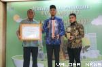 Wali Kota Bukittinggi, Erman Safar didampingi Benny Yusrial (Ketua DPRD) dan Kepala Dinas Lingkungan Hidup Bukittinggi, Aldiasnur foto bersama usai menerima penghargaan Green Leadership Nirwasita Tantra tahun 2021 untuk kategori kota kecil, di Gedung Mang