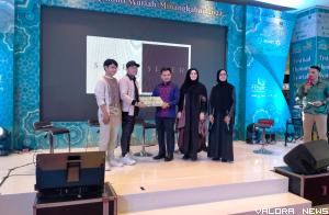 Kepala KPw BI Sumatera Barat, Wahyu Purnama A menerima cenderamata dari, Fomalhaut Zamel, perwakilan Indonesia Fashion Chamber (IFC) Chapter Padang yang dipimpin De'Irma, pada peluncuran Brand "Segeh" di acara FESMina 2022, Sabtu siang.