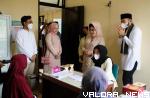 Wako Padang, Fadly Amran bersama Ketua Yayasan Unbrah, Hj Maizarnis dan dr Dian Puspita (ketua PKK), meninjau pelaksanaan pemeriksaan kesehatan gratis dalam rangka USR V di Puskesmas Gunung, Sabtu. (kominfo)