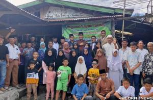Wawako Bukittinggi, Marfendi bersama komunitas Pagurauan Lapau Kasiak Gulaibancah, foto bersama dengan penerima santunan, Sabtu.
