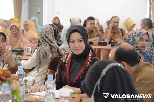 Bunda Literasi Kota Padang Panjang, dr Dian Puspita (baju hitam) jelang pembukaan berbagai lomba tentang literasi yang digelar Dinas Perpustakaan dan Kearsipan (DPK) di Pendopo Rumah Dinas Wali Kota. (kominfo)