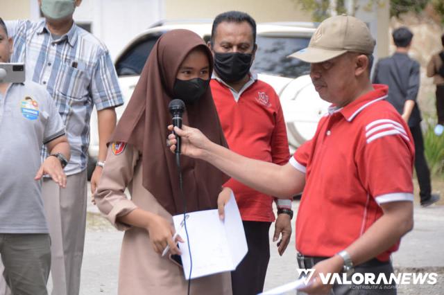 Sesi tanya jawab dengan siswa SMPN 5 serta me-review kembali semua yang dijelaskan pada gelaran Project Gaya Hidup Berkelanjutan ke Tempat Pembuangan Akhir (TPA) di Sungai Andok, Sabtu. (kominfo)