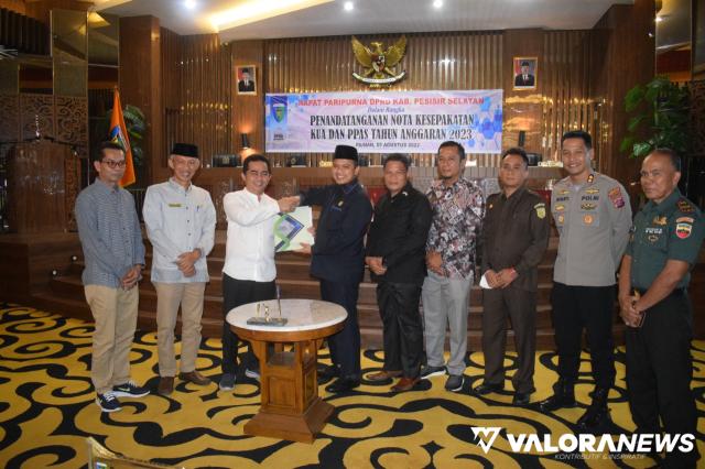 Wakil Bupati Pessel, Rudy Hariyansyah, menerima naskah persetujuan KUA-PPAS tahun anggaran 2023 dari Ketua DPRD Pessel, Ermizen didampingi jajaran, usai rapat paripurna, Jumat (5/8/2022). (tusrisep)