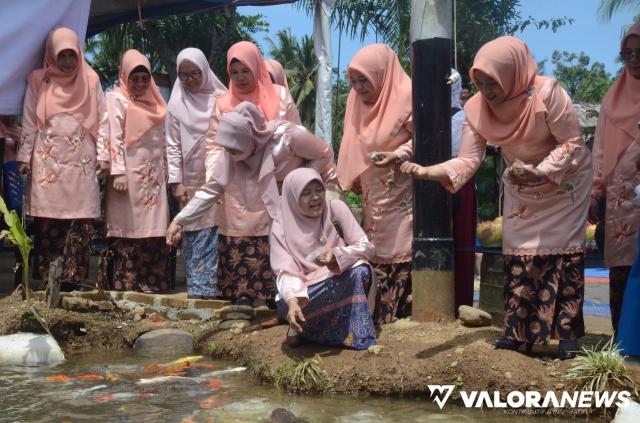 Tim Penilai Lomba Program Forikan Kabupaten/Kota Provinsi Sumatera Barat beserta rombongan tinjau aktivitas Forum Peningkatan Konsumsi Ikan (Forikan) Agam, Senin. (humas)
