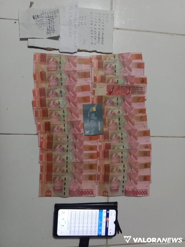Barang bukti judi togel dari pelaku YS (61) yang diamankan, Ahad malam sekitar pukul 22.15 WIB di  warung miliknya, di Jorong Parit, Nagari Parit, Kecamatan Koto Balingka. (robi irwan)