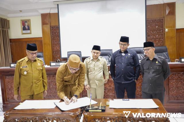 Wali Kota Bukittinggi, Erman Safar menandatangani berita acara pengesahan KUA-PPAS 2023 pada rapat paripurna yang digelar Senin. (hamriadi)