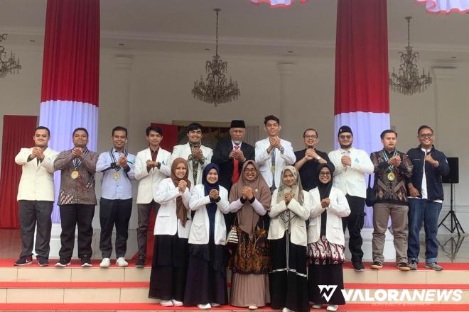 Gubernur Sumatera Barat, Mahyeldi foto bersama dengan pengurus wilayah PII Sumatera Barat di istana gubernuran, Senin pagi. (istimewa)