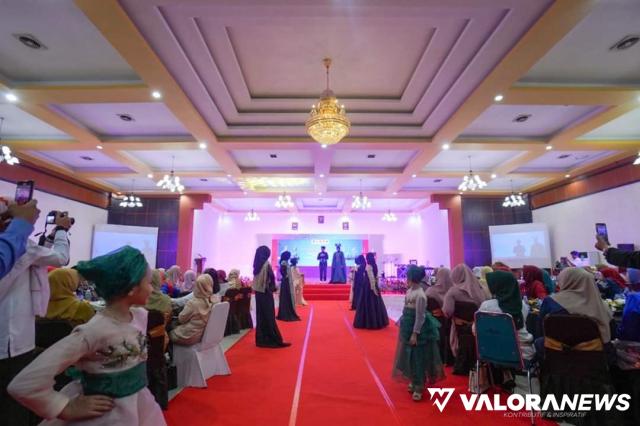 Sejumlah model memperagakan busana muslim pada pertemuan bulanan Istri Kepala Daerah (Iskada) se-Sumatera Barat, di Auditorium Mifan Waterpark, Rabu. (kominfo)