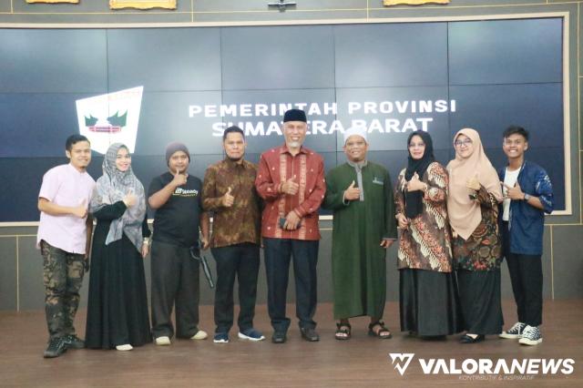 Gubernur Sumbar, Mahyeldi menyaksikan tayangan film pendek berjudul &#039;Surga untuk Mama,&#039; Kamis. Film ini bercerita tentang seorang anak yang menunaikan amanah almarhum ayahnya untuk jadi seorang hafizah. (humas)