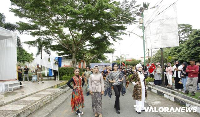 Peserta tampil pada iven Lubas Photo Hunt Fashion Festival dan SMK Expo yang digelar di GOR Rang Agam, Lubuk Basung, Ahad. (humas)