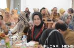 Bunda Literasi Kota Padang Panjang, dr Dian Puspita (baju hitam) jelang pembukaan berbagai lomba tentang literasi yang digelar Dinas Perpustakaan dan Kearsipan (DPK) di Pendopo Rumah Dinas Wali Kota. (kominfo)