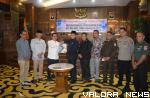 Wakil Bupati Pessel, Rudy Hariyansyah, menerima naskah persetujuan KUA-PPAS tahun anggaran 2023 dari Ketua DPRD Pessel, Ermizen didampingi jajaran, usai rapat paripurna, Jumat (5/8/2022). (tusrisep)