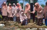 Tim Penilai Lomba Program Forikan Kabupaten/Kota Provinsi Sumatera Barat beserta rombongan tinjau aktivitas Forum Peningkatan Konsumsi Ikan (Forikan) Agam, Senin. (humas)