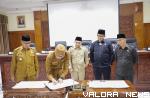 Wali Kota Bukittinggi, Erman Safar menandatangani berita acara pengesahan KUA-PPAS 2023 pada rapat paripurna yang digelar Senin. (hamriadi)