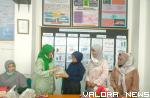 Ketua IIDI Padang, dr Rima Semiarty didampingi Kepala Puskesmas Padang Pasir, dr Winanda menyerahkan makanan tambahan kepada perwakilan ibu hamil, Jumat. (veri rikiyanto)