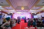Sejumlah model memperagakan busana muslim pada pertemuan bulanan Istri Kepala Daerah (Iskada) se-Sumatera Barat, di Auditorium Mifan Waterpark, Rabu. (kominfo)