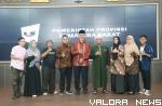 Gubernur Sumbar, Mahyeldi menyaksikan tayangan film pendek berjudul 'Surga untuk Mama,' Kamis. Film ini bercerita tentang seorang anak yang menunaikan amanah almarhum ayahnya untuk jadi seorang hafizah. (humas)