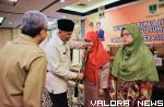 Gubernur Sumbar, Mahyeldi mengalungkan salempang sebagai Duta Literasi Sumatera Barat pada Harneli Bahar yang notabene, istrinya, pada kegiatan Workshop Bunda Literasi, Duta Baca dan Pegiat Literasi di Padang, Selasa. Juga dikukuhkan Fazatil Husainah Fauz