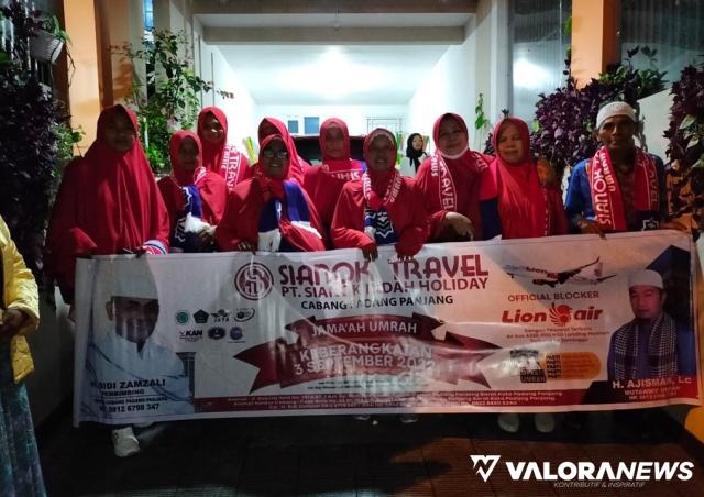 Jemaah umroh PT Sianok Indah Holiday Cabang Padang Panjang, saat dilepas di Padang Panjang, Jumat malam. (kominfo)