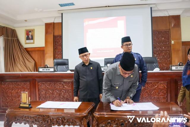 Wawako Bukittinggi, Marfendi menandatangani berita acara persetujuan Rancangan Perubahan Kebijakan Umum Anggaran-Prioritas dan Plafon Anggaran Sementara (KUA-PPAS) APBD Bukittinggi 2022, usai rapat paripurna, Senin. (hamriadi)