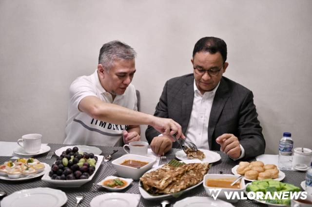 Setelah 20 tahun tak berjumpa, Gubernur DKI Jakarta, Anies Baswedan bertemu kembali dengan seorang petugas check in Bandara Changi Singapura, Kamis malam. Banyak kenangan di antara mereka di masa 20 tahun silam yang terus membekas di sanubari Anies Baswed
