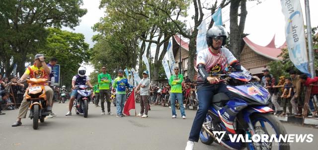 Wako Bukittinggi, Erman Safar menjajal tenaga motor MP1 150cc tune up pada iven &quot;Bang Wako Open Road Race&quot; di sirkuit non permanen Lapangan Kantin Bukittinggi, Ahad. (hamriadi)