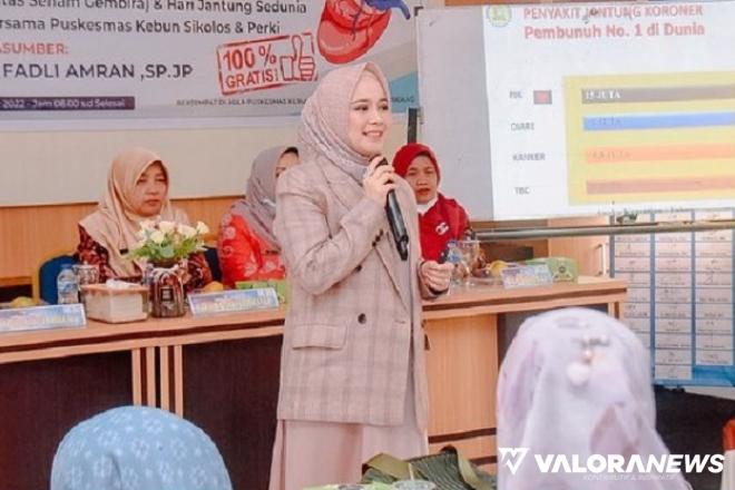 Ketua TP-PKK Padang Panjang, dr Dian Puspita SpJP berbicara tentang penyakit jantung pada masyarakat, di aula Puskesmas Kebun Sikolos, Kamis. (kominfo)