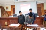Wawako Bukittinggi, Marfendi menandatangani berita acara persetujuan Rancangan Perubahan Kebijakan Umum Anggaran-Prioritas dan Plafon Anggaran Sementara (KUA-PPAS) APBD Bukittinggi 2022, usai rapat paripurna, Senin. (hamriadi)