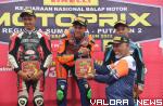 Gubernur Sumbar, Mahyeldi mengalungkan medali pada pembalap yang berhasil menjuarai kelas Race 1 - 2 Novice, Ahad. (humas)