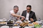 Setelah 20 tahun tak berjumpa, Gubernur DKI Jakarta, Anies Baswedan bertemu kembali dengan seorang petugas check in Bandara Changi Singapura, Kamis malam. Banyak kenangan di antara mereka di masa 20 tahun silam yang terus membekas di sanubari Anies Baswed