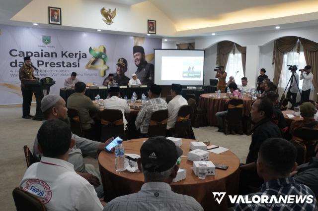 Wali Kota Padang Panjang, Fadly Amran didampingi Asrul (Wawako), paparkan capaian kerja dan prestasi 4 tahun menjabat kepala daerah di kota serambi mekah itu, Senin. (kominfo)