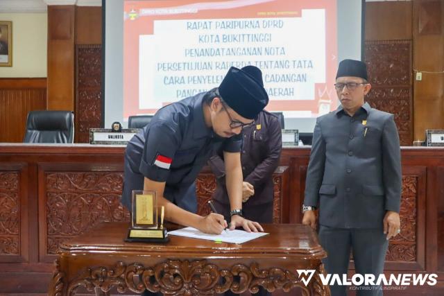 Wako Bukittinggi, Erman Safar disaksikan Beny Yusrial (ketua DPRD) dan unsur pimpinan lainnya, menandatangani berita acara pengesahan Perda Tata Cara Penyelenggaraan Cadangan Pangan telah usai rapat paripurna, Rabu. (hamriadi)