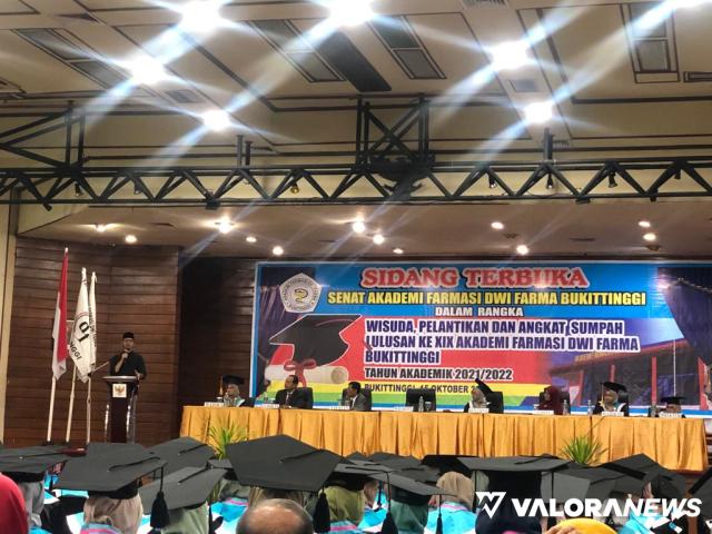 Wali Kota Bukittinggi, H Erman Safar jadi pembicara di stadium general pada wisuda lulusan XXI Akademi Farmasi Dwi Farma Bukittinggi Tahun Akademik 2021/2022, di Istana Bung Hatta, Sabtu. (hamriadi)