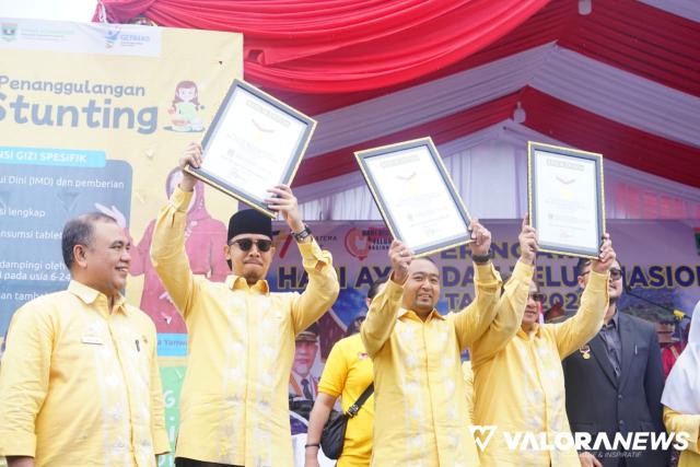 Wako Bukittinggi, Erman Safar bersama Audy Joinaldy (Wagub) memperlihatkan rekor MURI untuk pembuatan Teh Talua pada peringatan HATN 2022 yang dipusatkan di Bukittinggi, Ahad. (hamriadi)