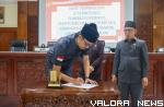 Wako Bukittinggi, Erman Safar disaksikan Beny Yusrial (ketua DPRD) dan unsur pimpinan lainnya, menandatangani berita acara pengesahan Perda Tata Cara Penyelenggaraan Cadangan Pangan telah usai rapat paripurna, Rabu. (hamriadi)