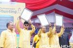 Wako Bukittinggi, Erman Safar bersama Audy Joinaldy (Wagub) memperlihatkan rekor MURI untuk pembuatan Teh Talua pada peringatan HATN 2022 yang dipusatkan di Bukittinggi, Ahad. (hamriadi)