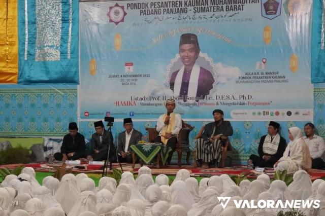 Ustaz Prof Abdul Somad saat Safari Dakwah di Aula AR Sutan Mansyur Ponpes Kauman Muhammadiyah Padang Panjang, Jumat malam. (kominfo)