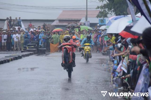 Para pembalap saling beradu cepat di tengah guyuran hujan dalam gelaran Wali Kota Cup Padang Panjang Open Road Championship 2020 di sirkuit NP Bukit Surungan, Ahad. (kominfo)