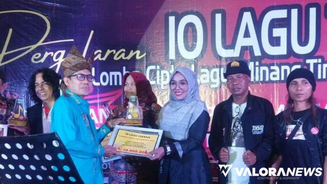 Rika Amir menerima piagam penghargaan atas karya lagunya berjudul Pasan Mande yang berhasil masuk 10 lagu terbaik Lomba Cipta Lagu Minang Tingkat Nasional 2022. (dok st22)