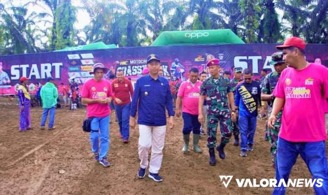 Wabup Pasbar, Risnawanto tinjau arena Motocross Grasstrack di Sirkuit Permanen HIC Padang Tujuh, Nagari Aua Kuniang, Kecamatan Pasaman, Sabtu. (robi irwan)