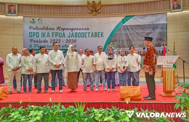 Gubernur Sumbar, Mahyeldi melantik Ketua DPD IKA FPUA Jabodetabek periode 2022-2026, Finorita Fauzi, bankir senior BSI beserta jajaran pengurus, di Jakarta, Ahad. (humas)